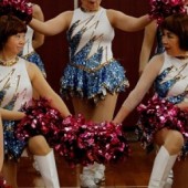 Đội hoạt  náo viên tóc bạch kim tuổi đời trên 55 ở Nhật